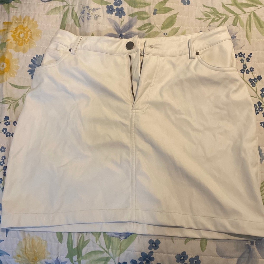 FAKE LEATHER WHITE SKIRT